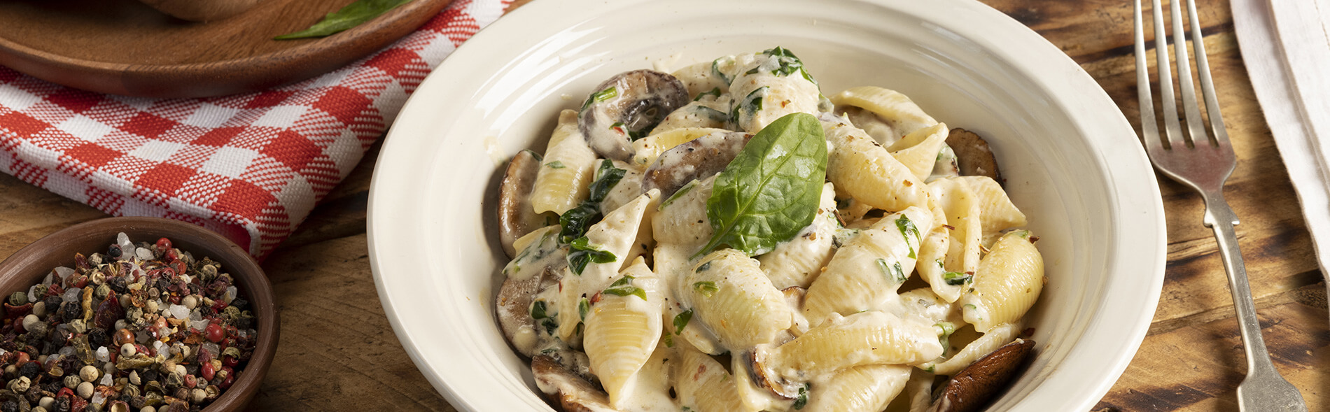 pasta de caracol con espinaca y champiñones portobello