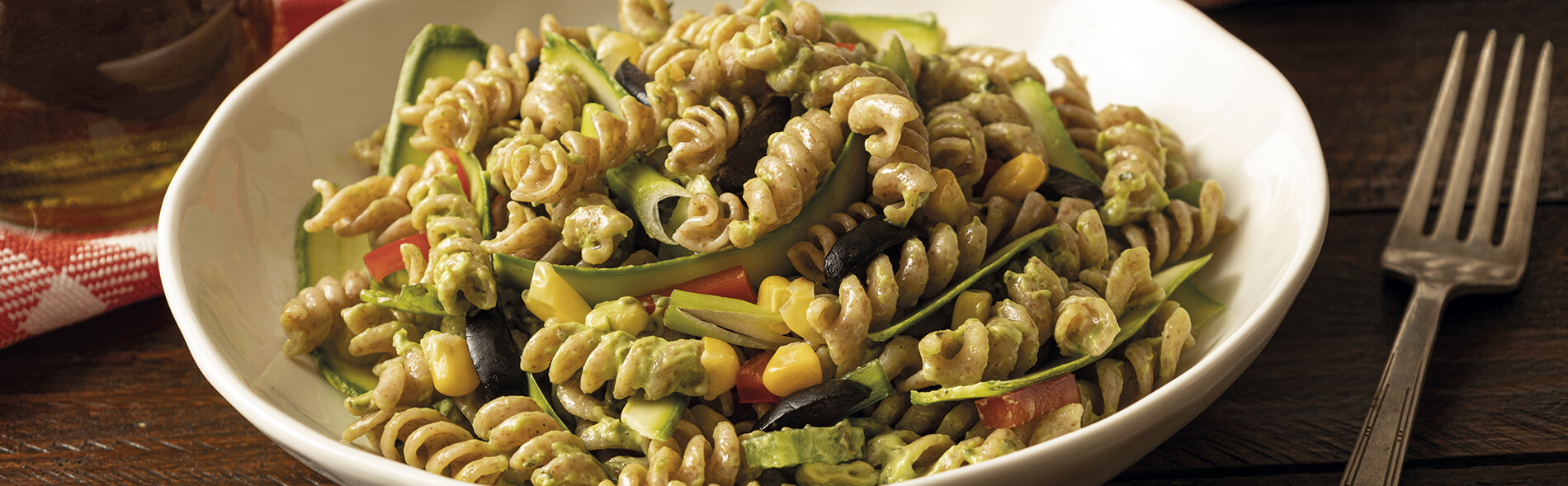 pasta fusilli integral verduras con pesto de palta