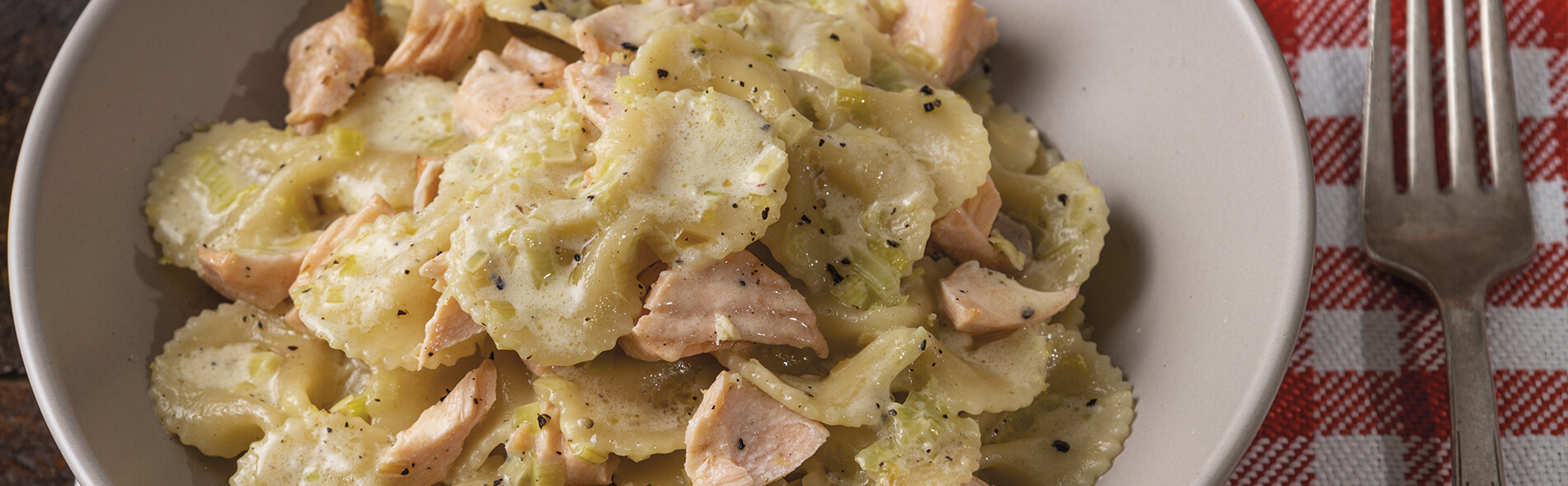 pastas de corbatas con salmon en carbonara