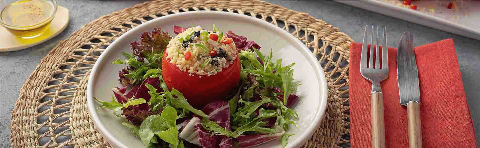 plato y fuente con tomates rellenos de cuscus carozzi