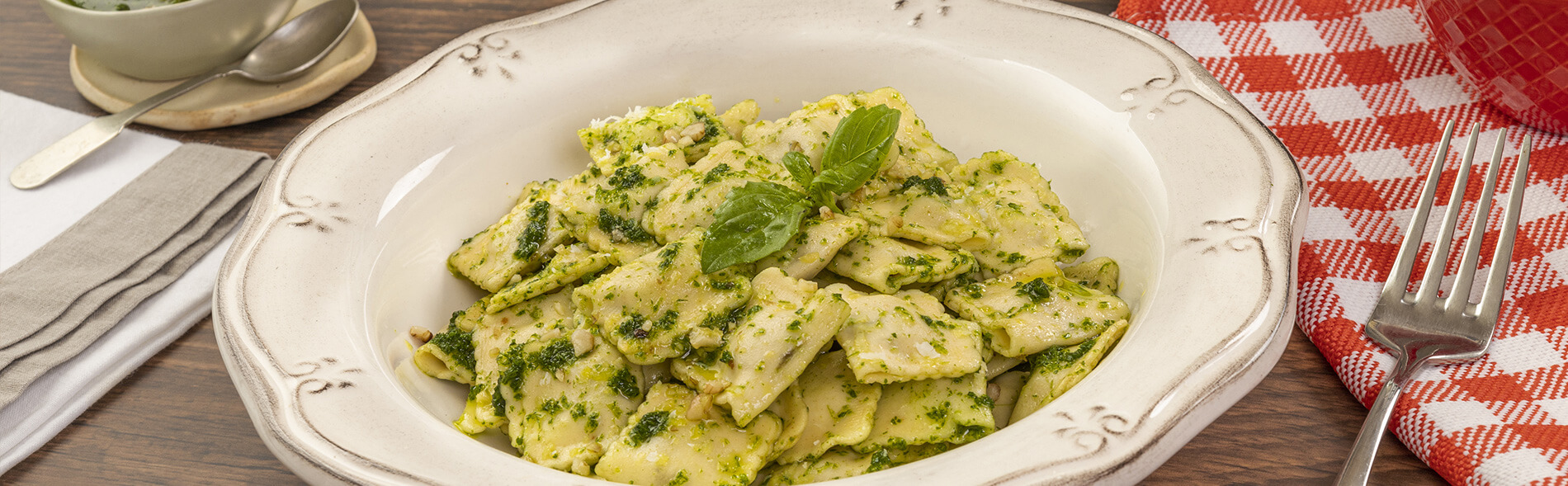 ravioli de carne con pesto