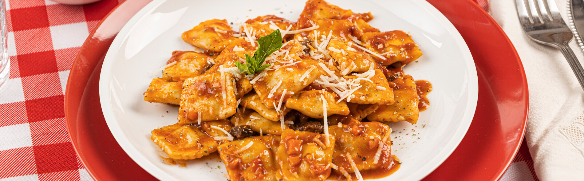 receta de ravioli de carne con salsa de tomate y hongos