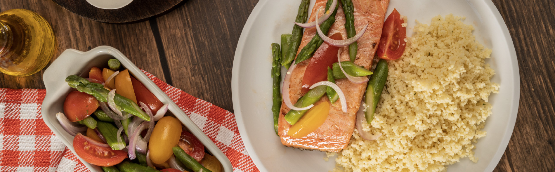 cuscus acompañado con salmon y esparragos