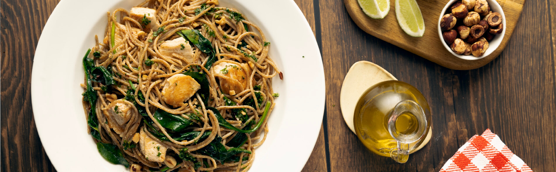 Spaghetti Integral con pollo y pesto de perejil