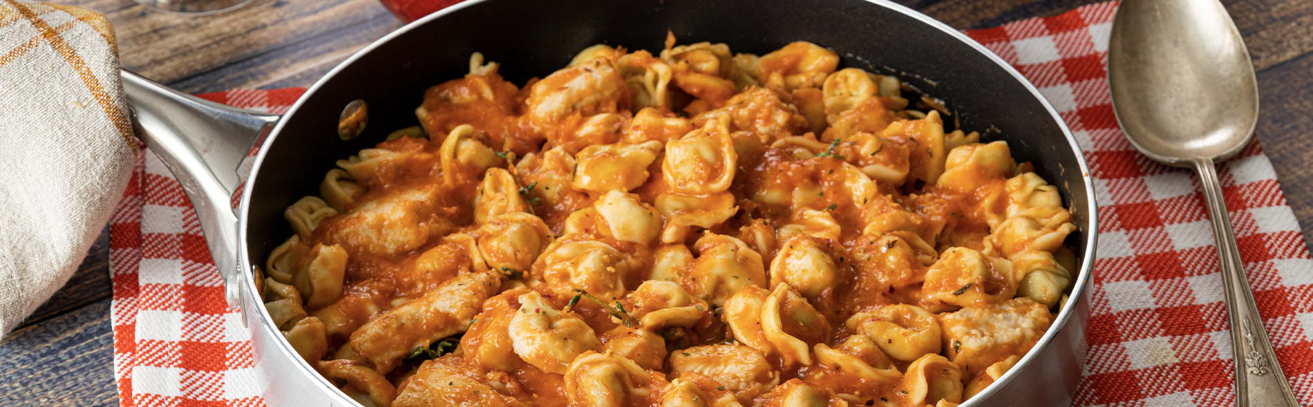 tortelloni con salsa de tomates asados