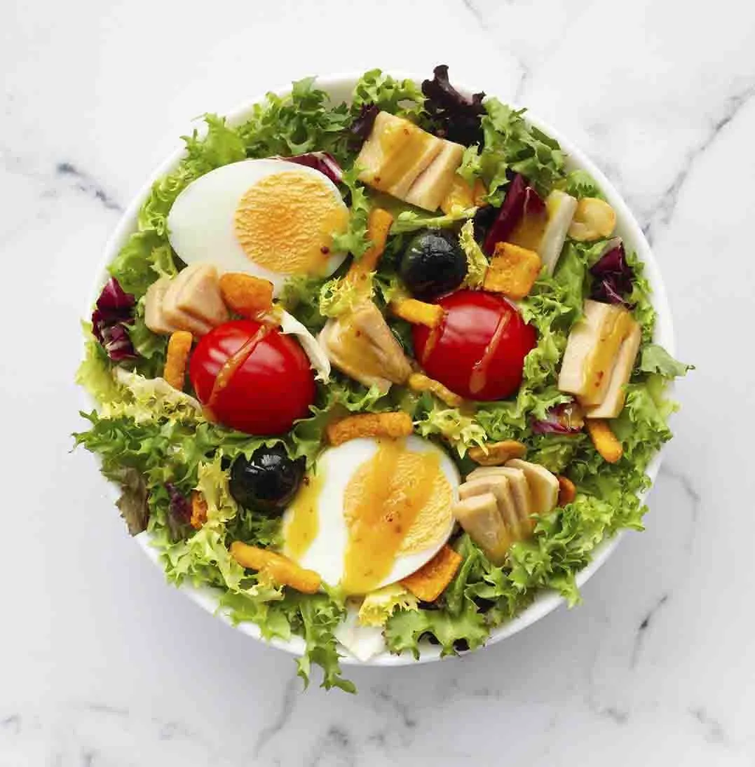 plato de ensalada de pescado