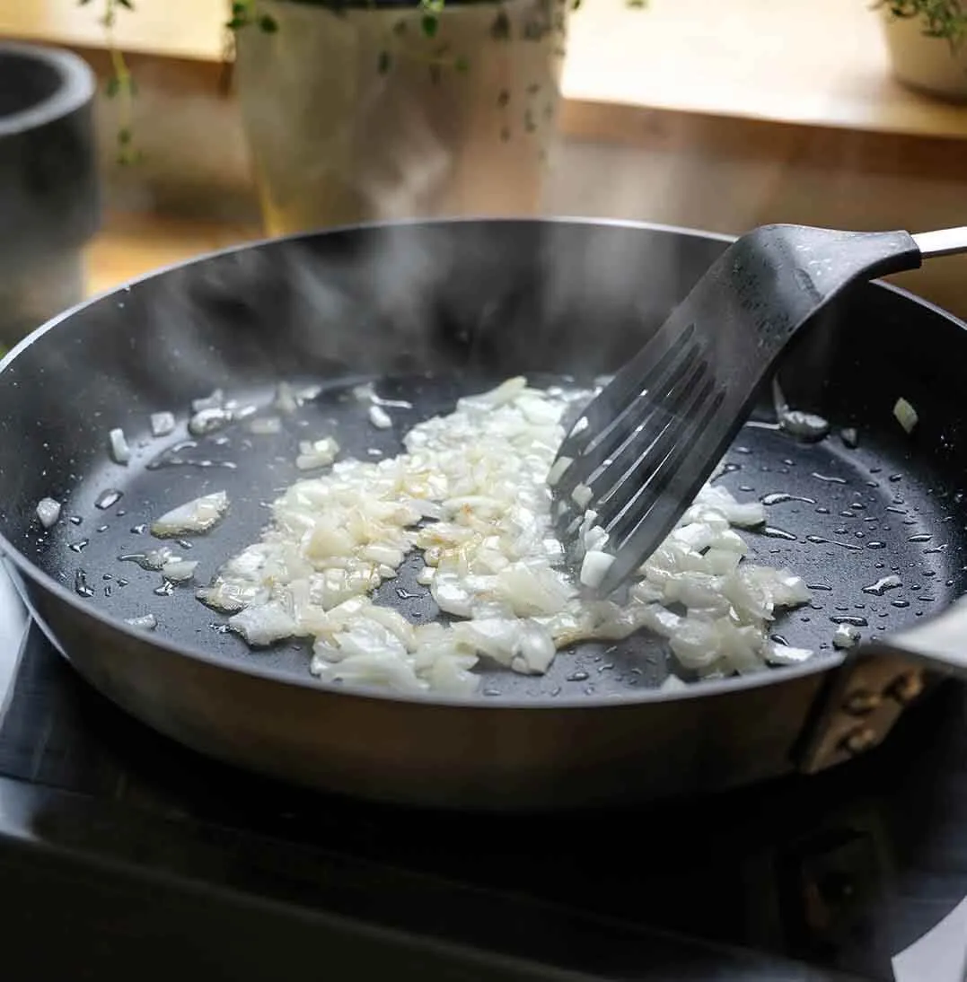 cebolla frita en sarten