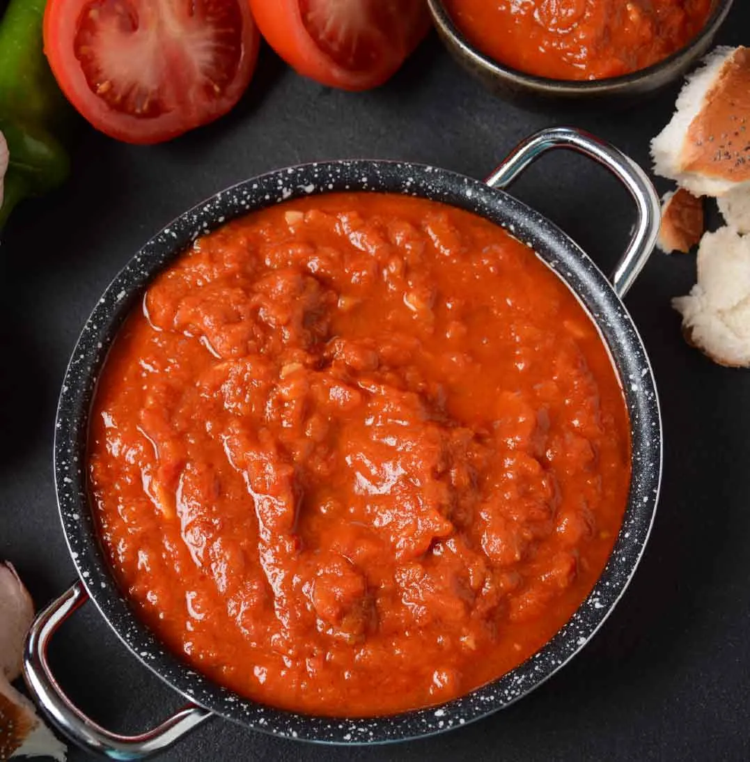 imagen de un plato con dip pomarola tomate queso