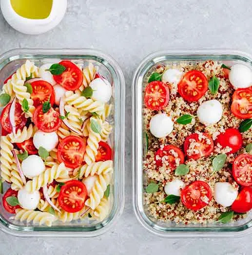envase de vidrio con fideos y ensalada