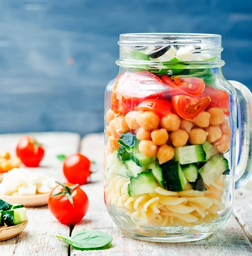 ensalada de pasta en frasco de vidrio