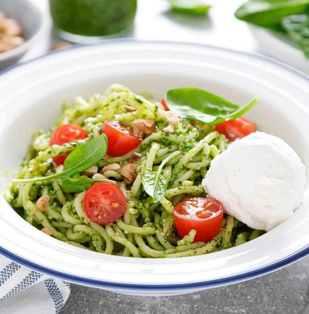 plato de pesto con huevo pochado