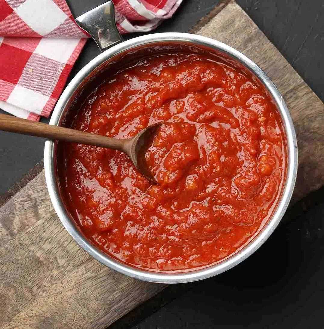 olla con salsa pomarola