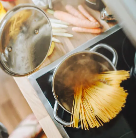 imagen de unos tallarines dentro de una olla listos para revolver la pasta