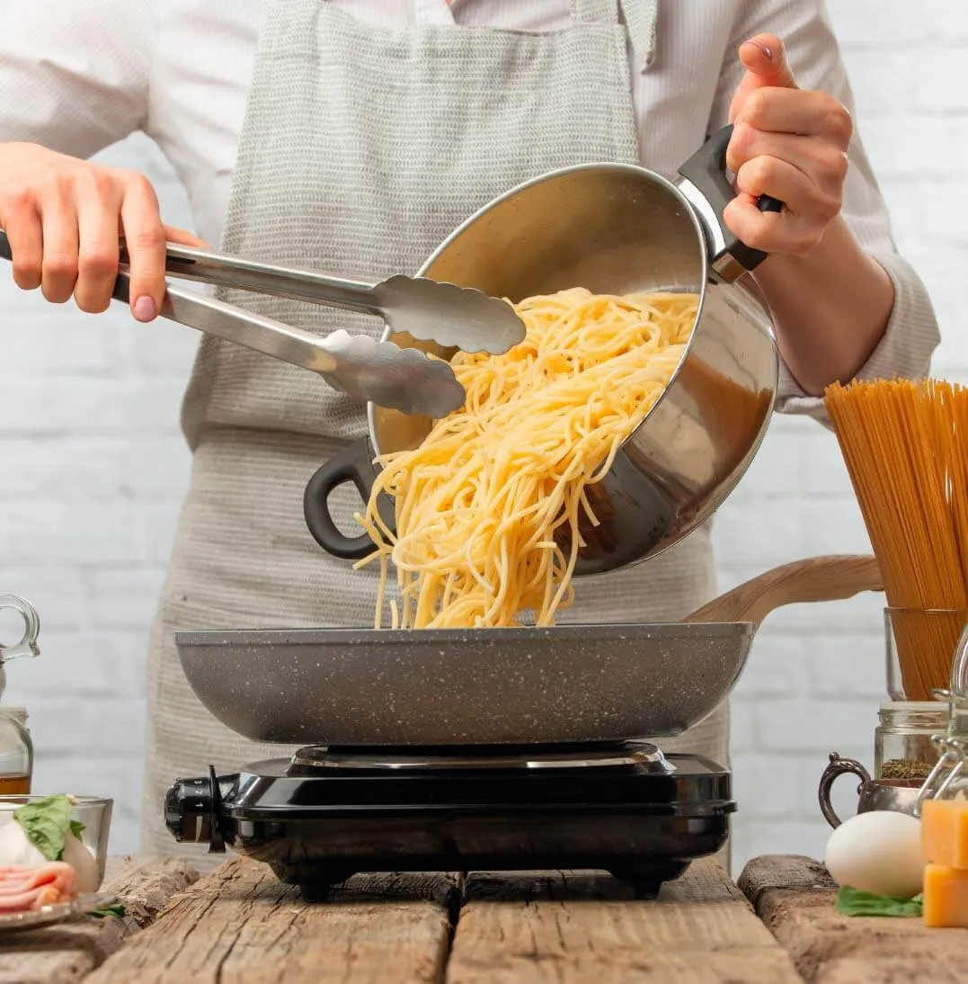 persona-colando-pasta