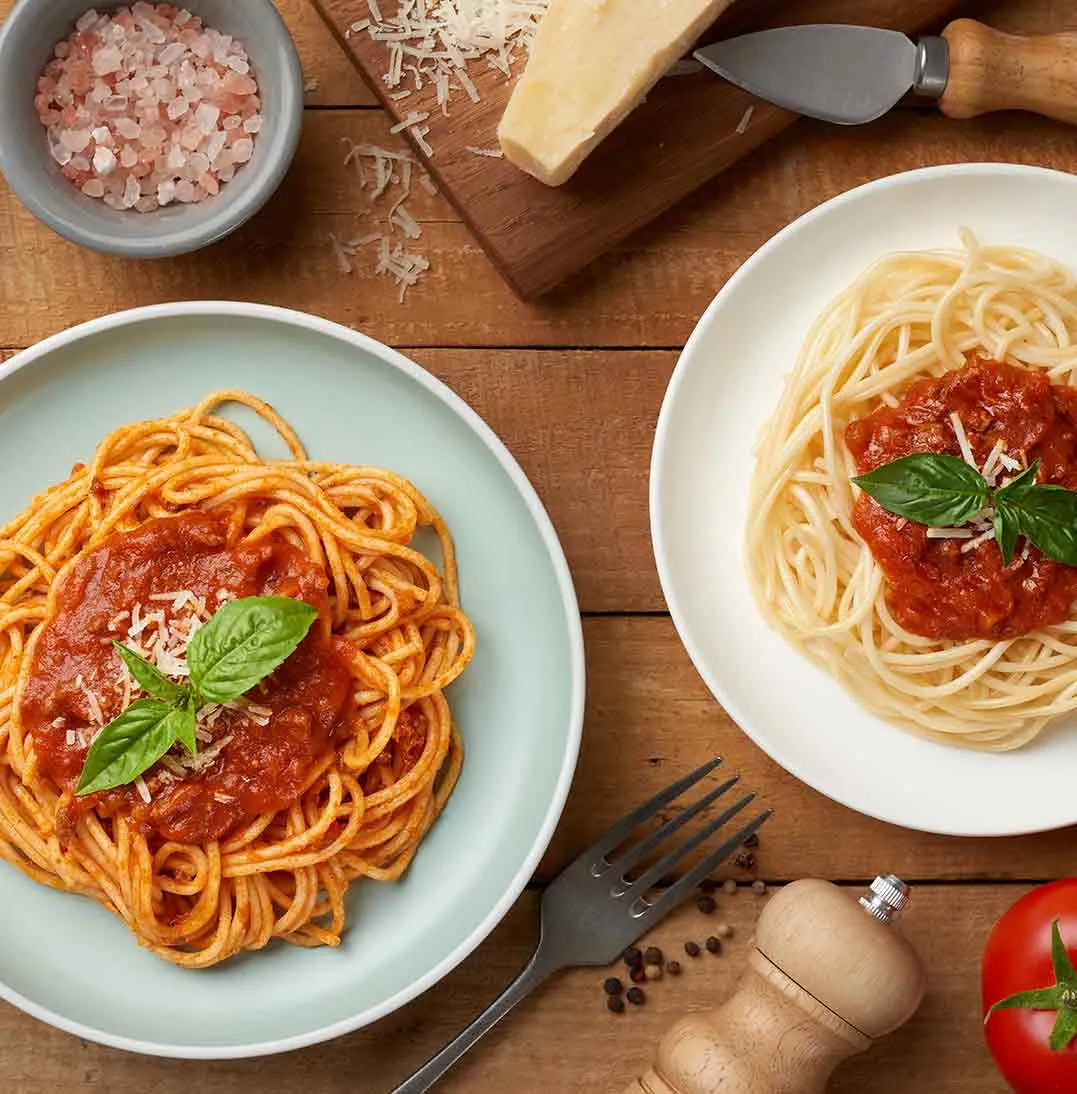 platos de spaguetti con salsa toscana carozzi