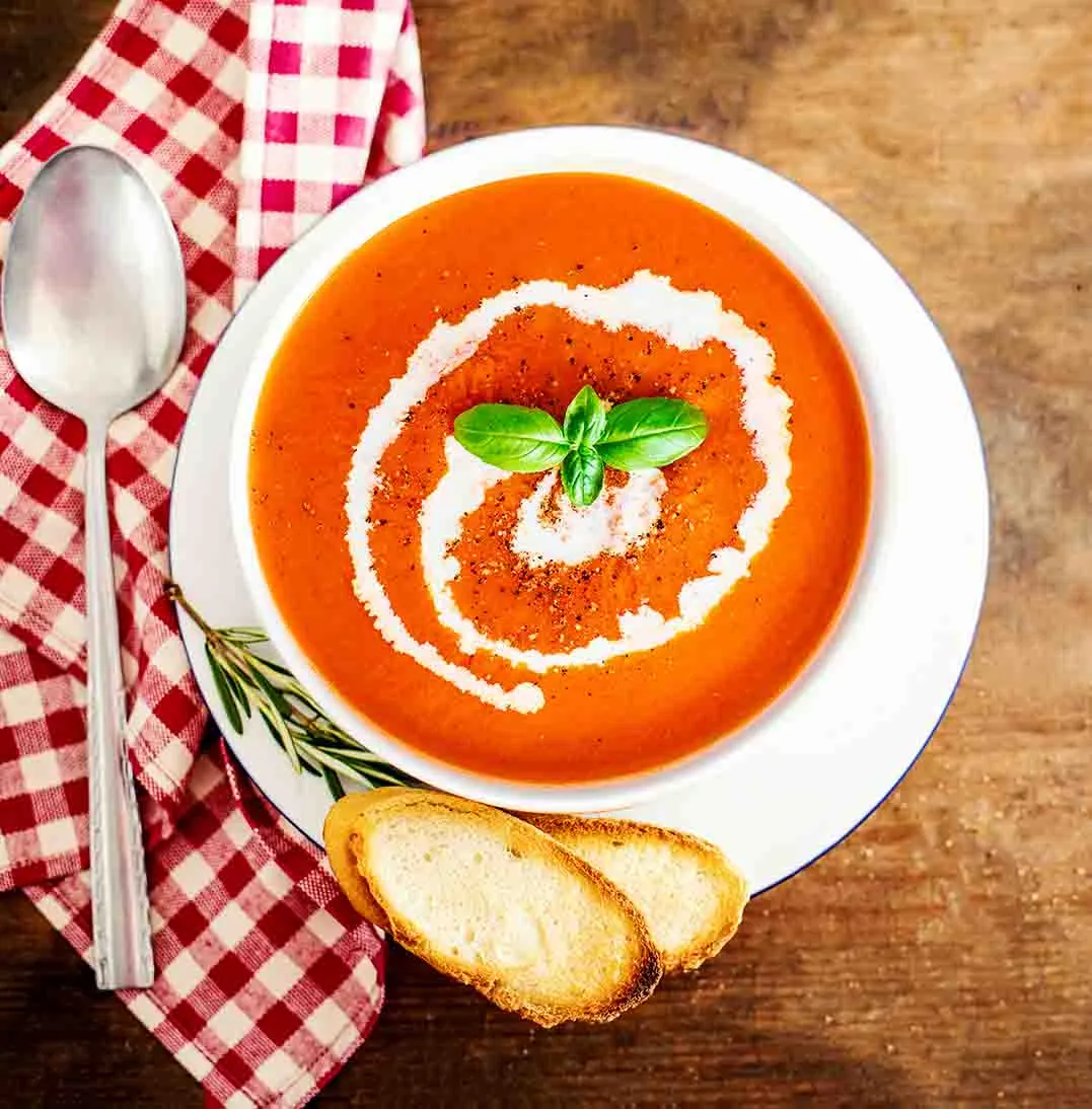 plato con sopa de tomate y crutones