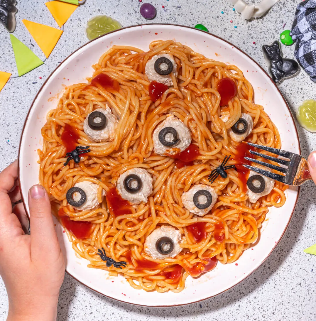 plato con pasta n°5 carozzi con tomate pomarola y ojos estilo halloween
