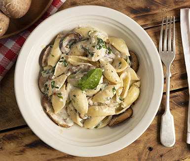 pasta de caracol con espinaca y champiñones portobello