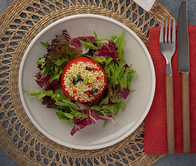 plato y fuente con tomates rellenos de cuscus carozzi