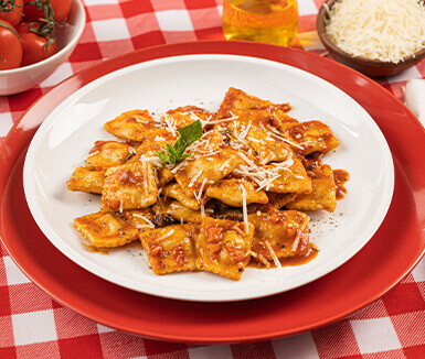 receta de ravioli de carne con salsa de tomate y hongos