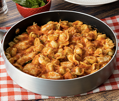 tortelloni con salsa de tomates asados