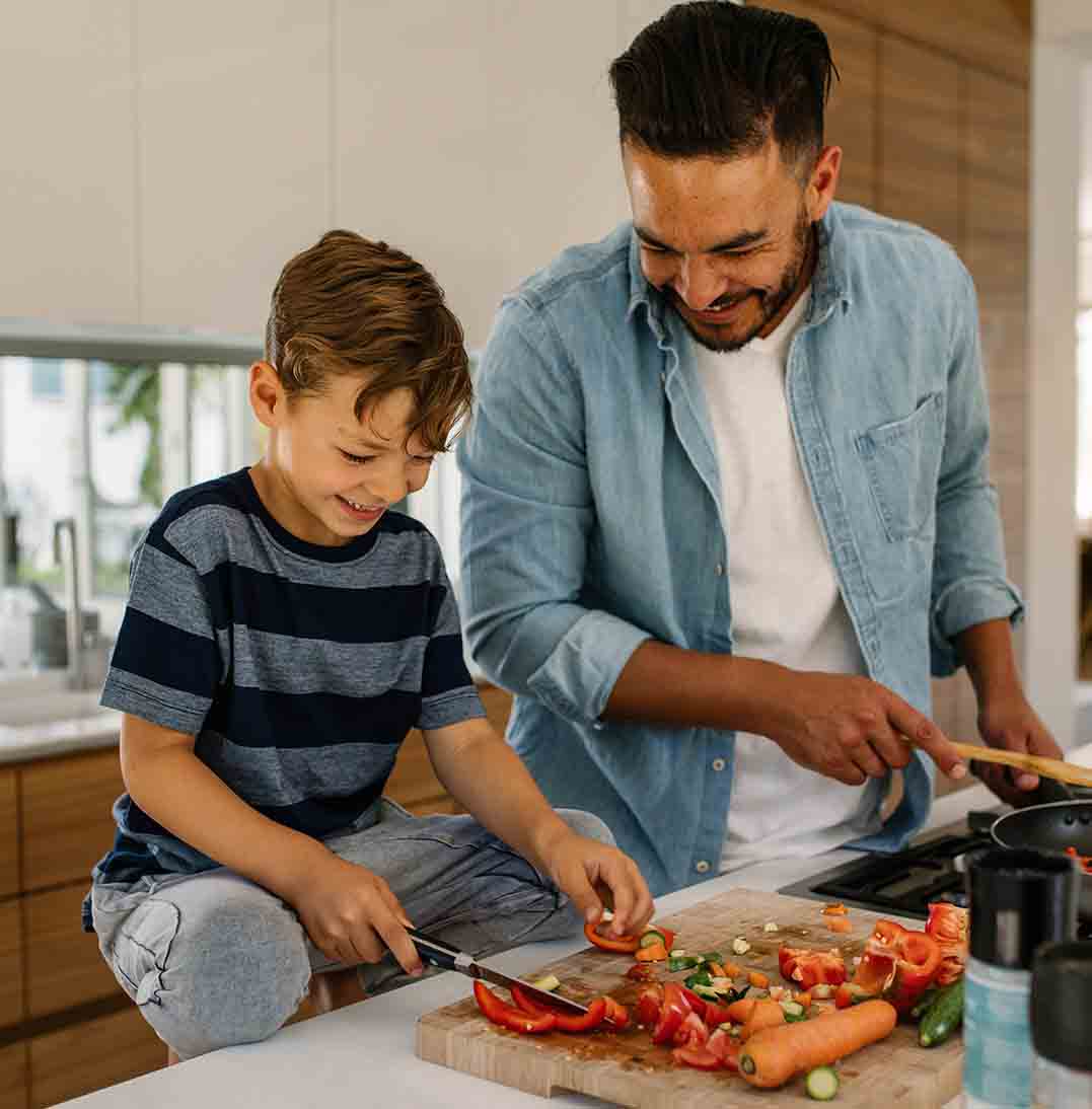 papa e hijo cocinando