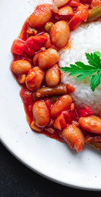 salsa pomarola carozzi en un plato con porotos