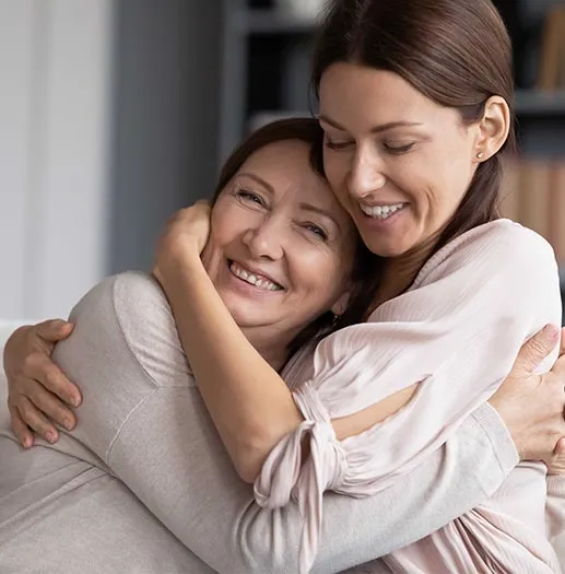 una hija abrazando a su madre